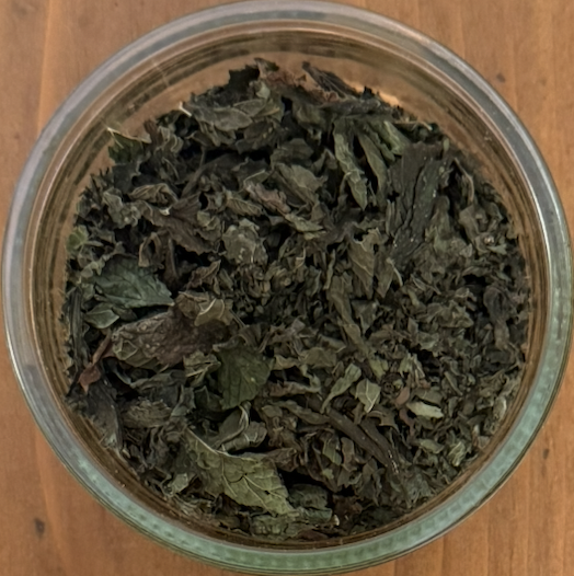 Foglie di menta piperita essiccate viste dall'alto